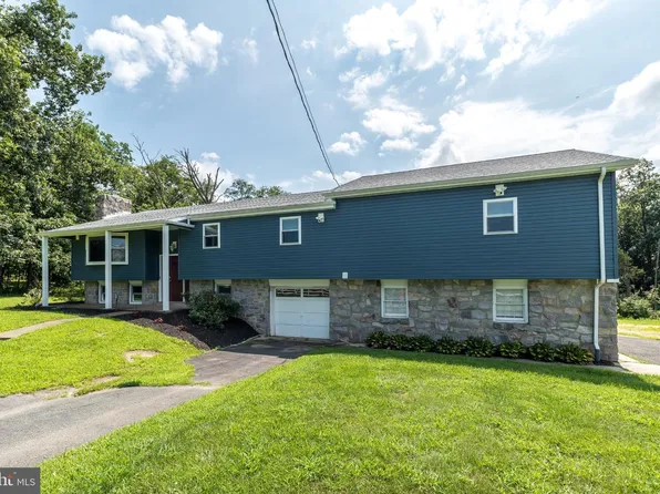 402 N Layfield Rd, Perkiomenville, PA 18074