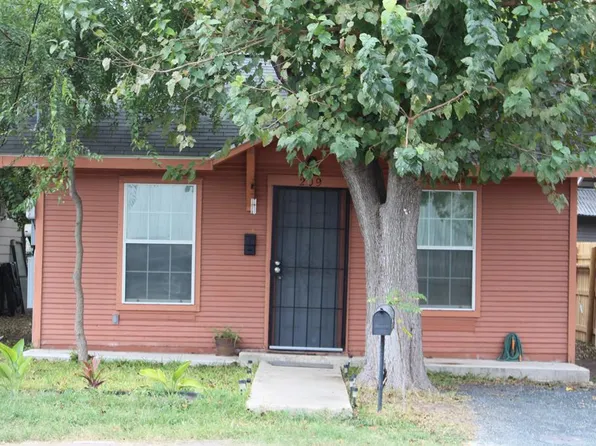 209 S Piper Ln, Uvalde, TX 78801