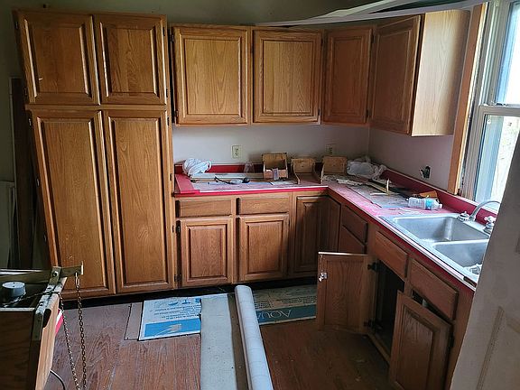 4th image of 118 E Dayton St
