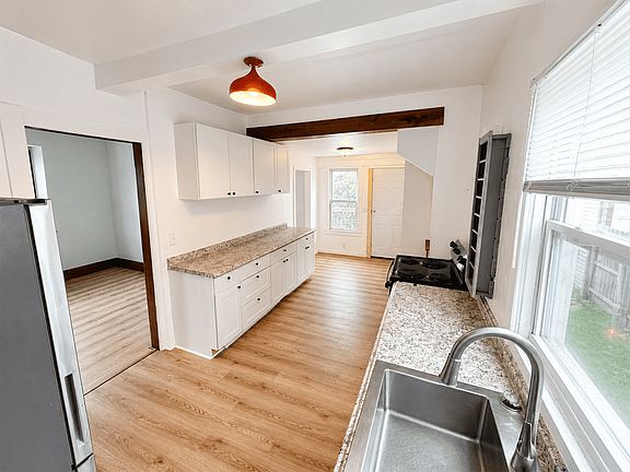 3rd image of 1140 Radcliffe Dr