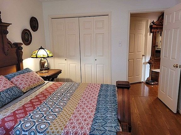 4th image of 3318 Cave Springs Dr