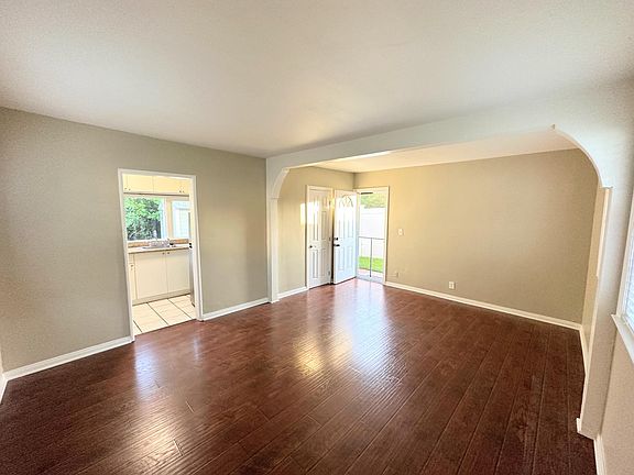 4th image of 1094 E Mendocino St