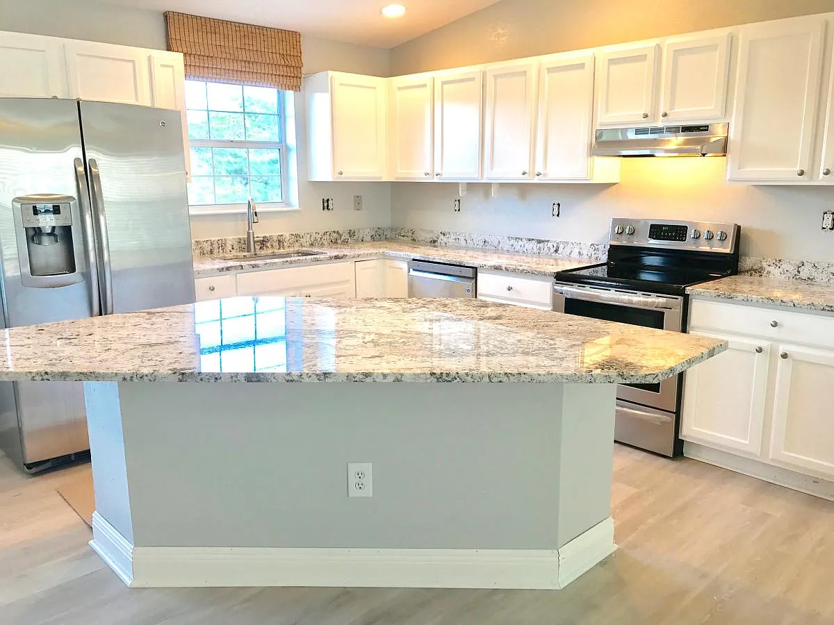 4 bed, 2500 sqft, $3,950 — Photo 2