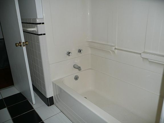 2nd image of 407 S 42nd St APT 3r