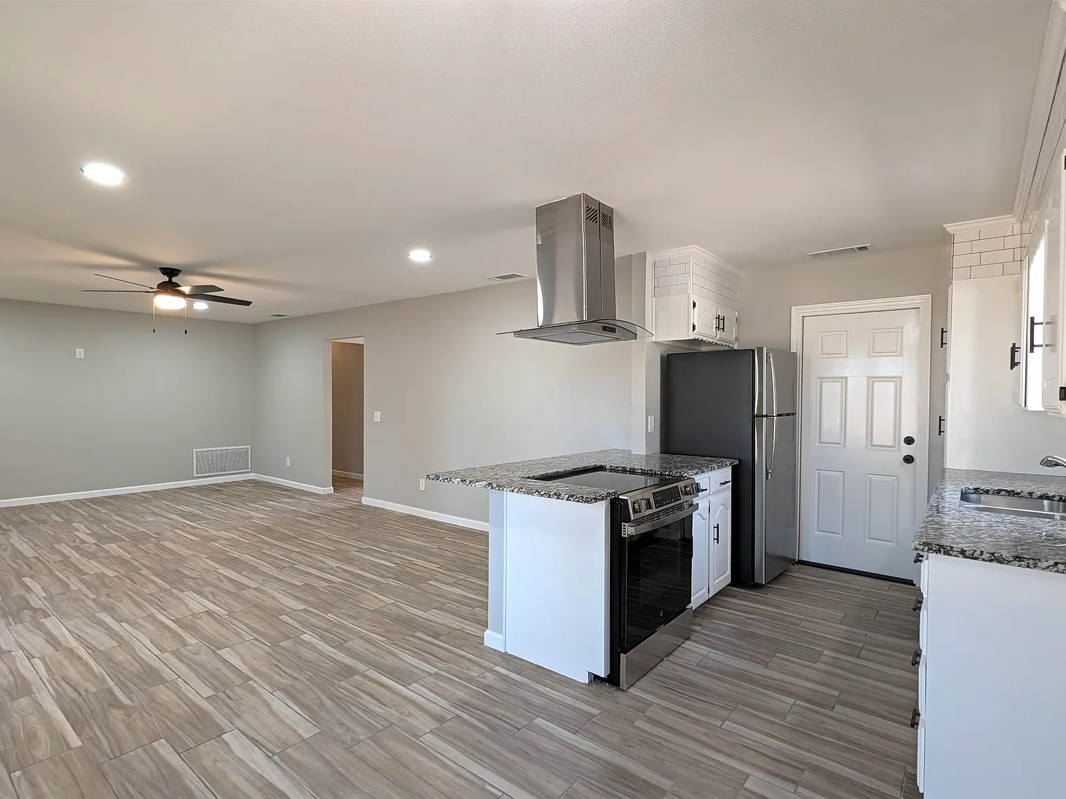 3 bed, 2.0 bath, 1402 sqft, $1,900 — Photo 3