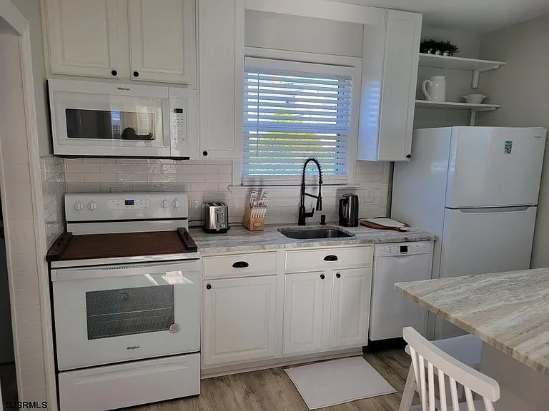 209 N Granville Ave — Photo 10