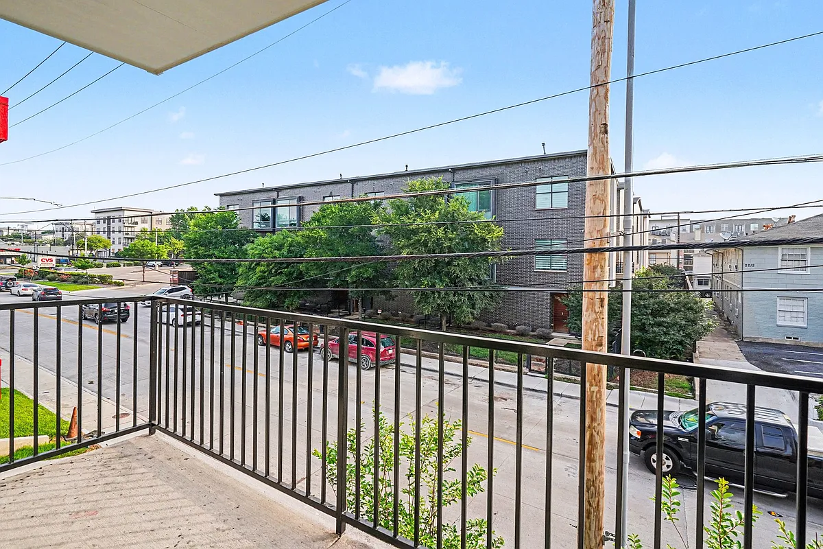 Building Photo - 2217 N Fitzhugh Ave #201