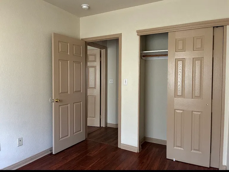 4264 S Menlo Ave — Photo 5