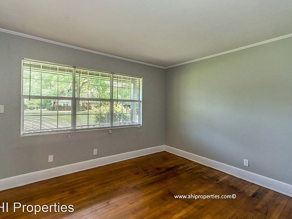 5th image of 973 Parkwood Ct