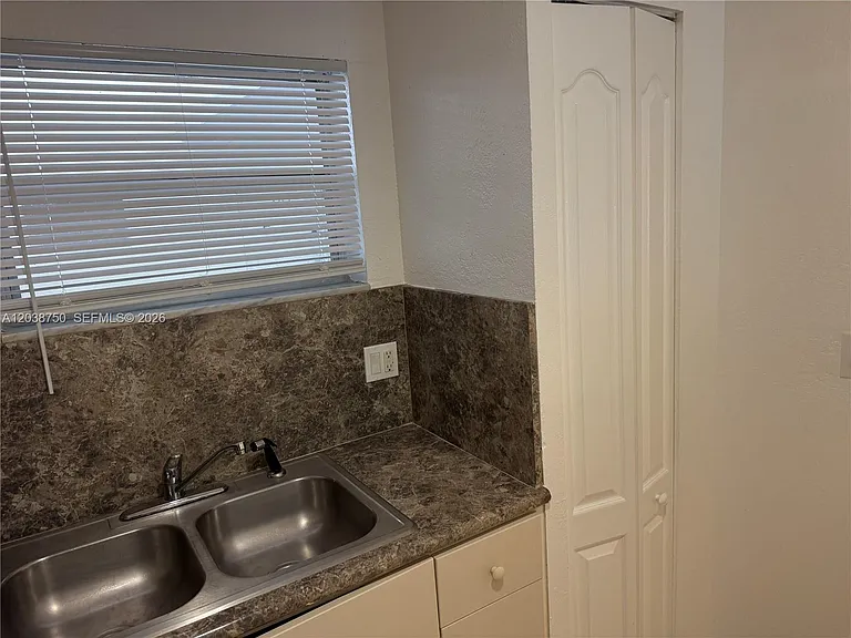 4235 N University Dr #202 — Photo 8