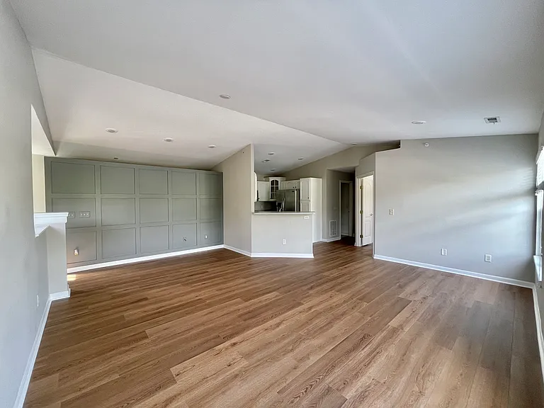 301 Skyview Ct — Photo 2
