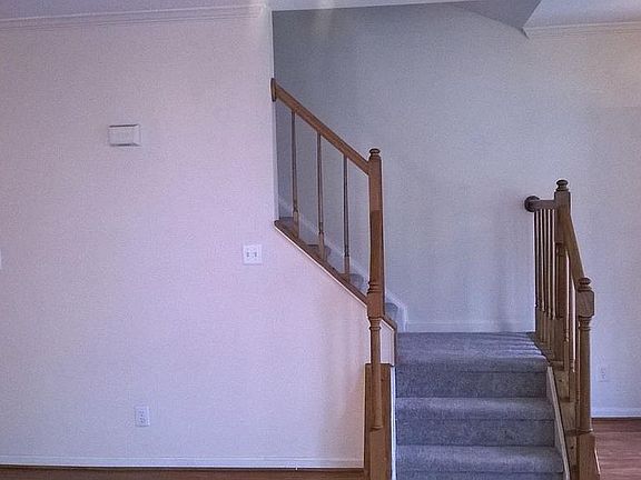 5th image of 410 Dundee Pl