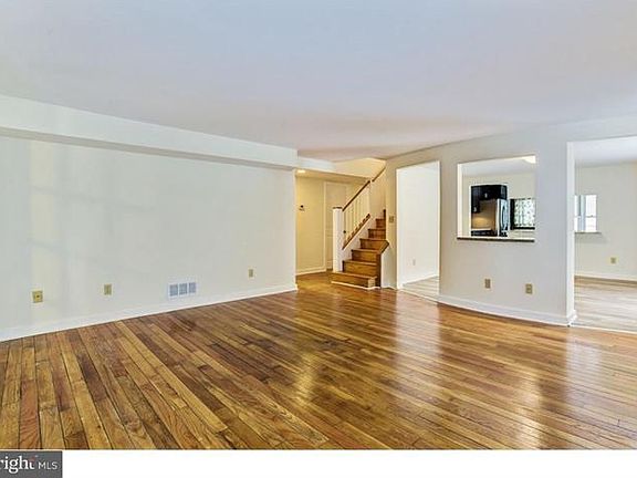 5th image of 151 W Greenwood Ave