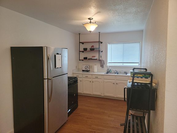 3rd image of 925 4th St