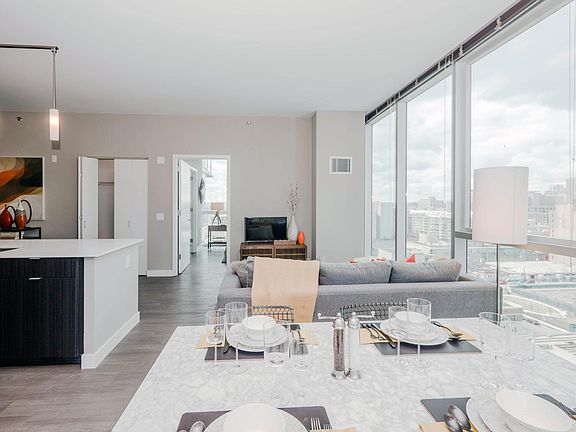 3rd image of 1021 S Clark St #1305