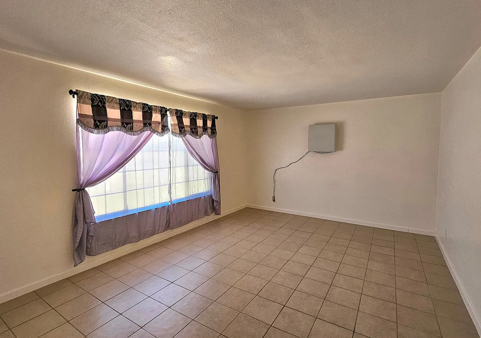 Charming and Comfortable - 4bd / 2bth - Move In Ready Home! Natural Gas and Sewer! — Photo 2