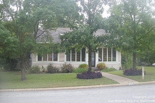 1st image of 325 Cleveland Ct
