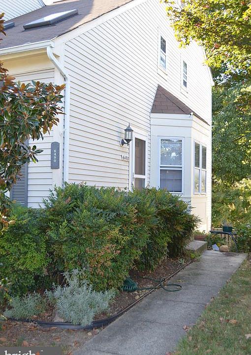 Cute end unit town home with bay window