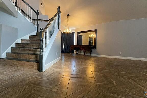 3rd image of 599 Larkspur Ln