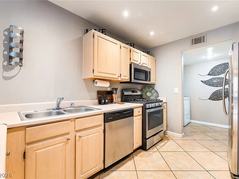 1626 Hennepin Dr — Photo 17
