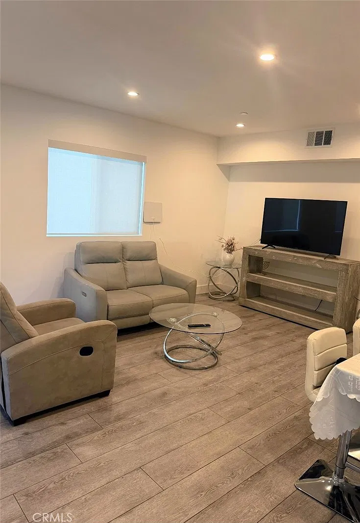 4 bed, 2000 sqft, $4,700 — Photo 2