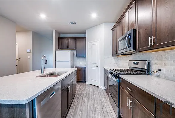 4 bed, 2650 sqft, $2,800 — Photo 4