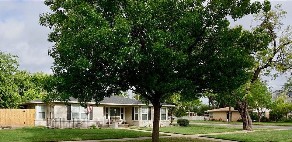 1st image of 702 Amarillo St