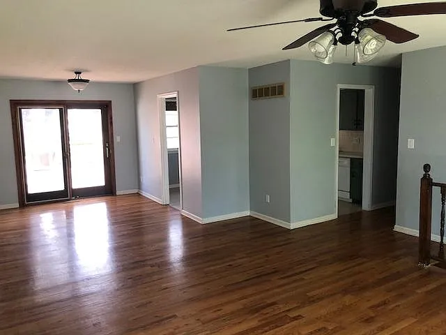 Upper floor dining area
and kitchen access