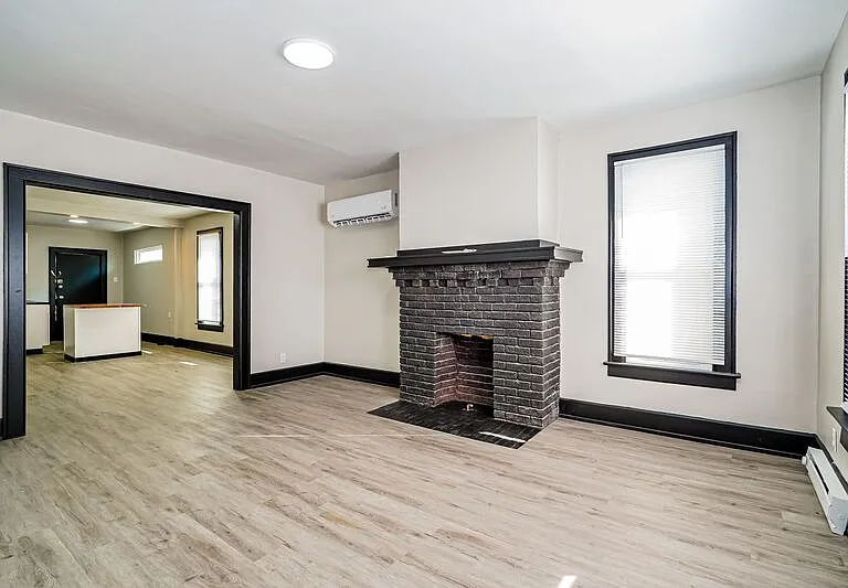 98-100 N Hague Ave #100 — Photo 2