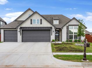 12415 S Maplewood Ave, Bixby, OK 74008