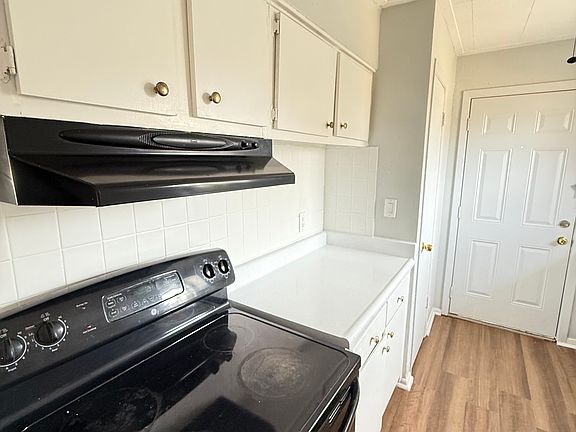 5th image of 3425 Bahamas Dr