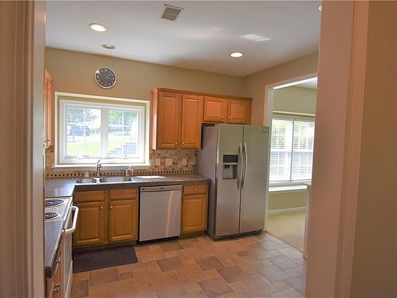 3rd image of 139 Glenmoor Cir S
