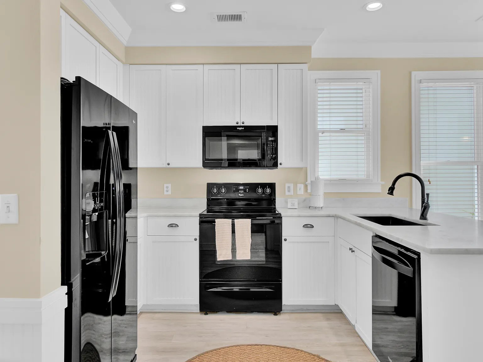 4 bed, 2445 sqft, $8,500 — Photo 3