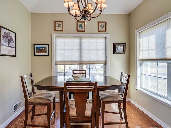 4th image of 42 Paddington Cir