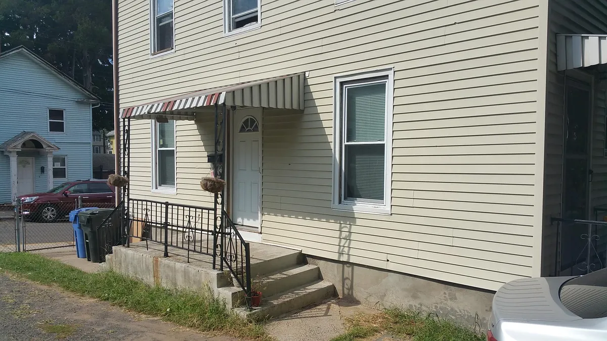 Building Photo - 138 Veteran St #2
