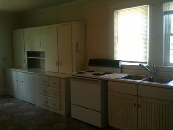 Kitchen Lots of cabnets