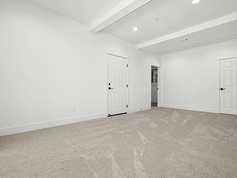 634 11th Ave — Photo 29