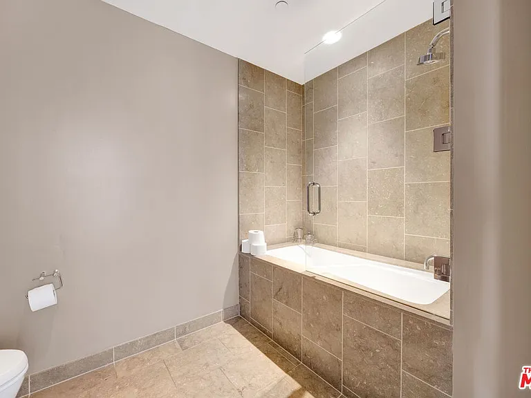 6250 Hollywood Blvd #6F — Photo 21