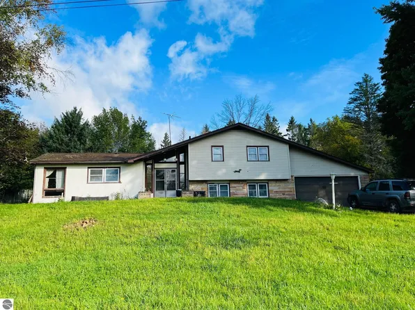 223 8th St, Marion, MI 49665