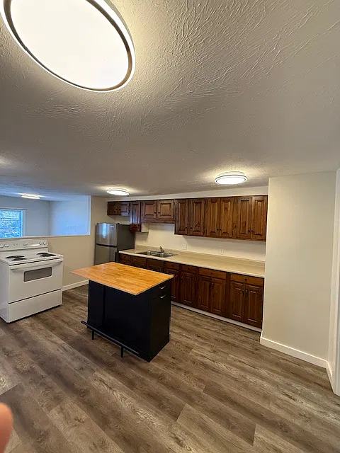 2 bed, 900 sqft, $1,525 — Photo 1
