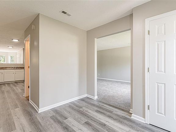 4th image of 575 Lakewater Estates Ln