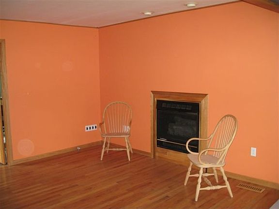 gas fireplace in L/R