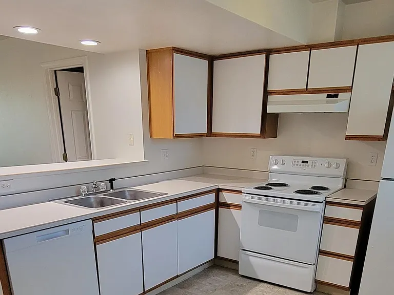 1738 S Juniper St — Photo 2