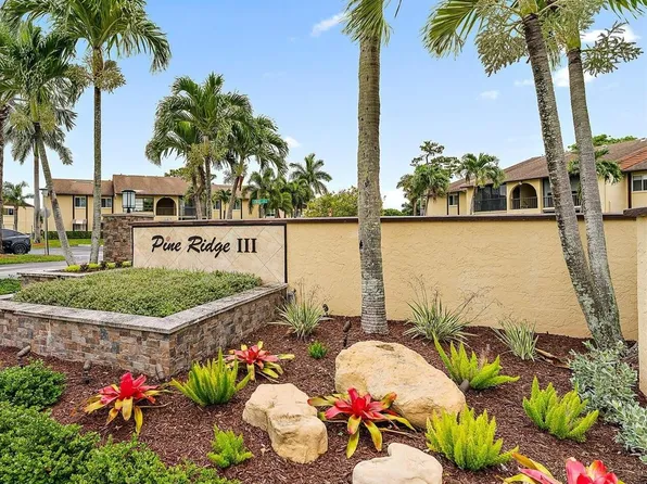 302 Pine Ridge Circle #D-2, Greenacres, FL 33463