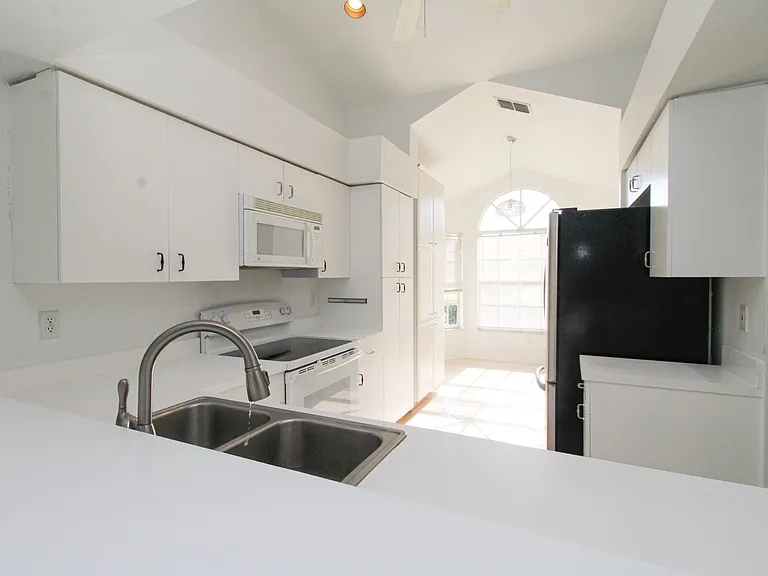 10201 Regent Cir — Photo 13