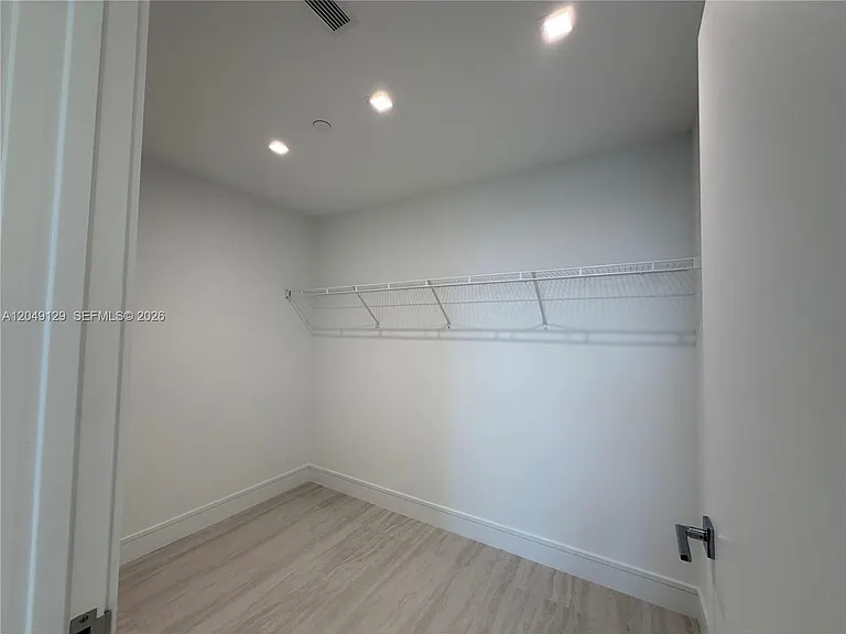 2411 Laguna Circle North 1411 #1411 — Photo 56