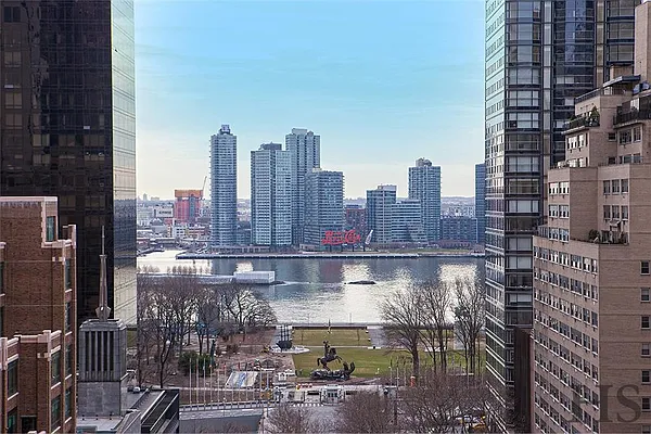 Sold by R New York | media 8