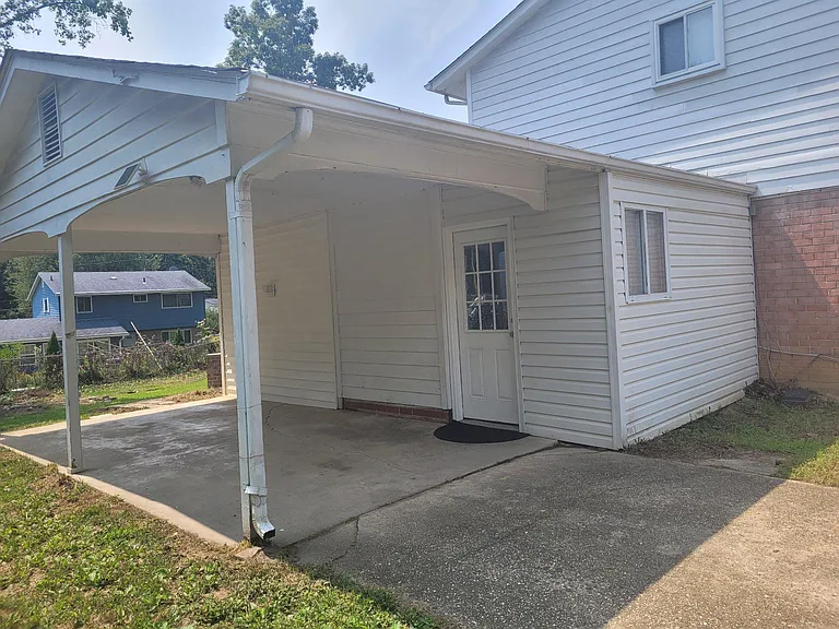 6818 Rolling Rd — Photo 38