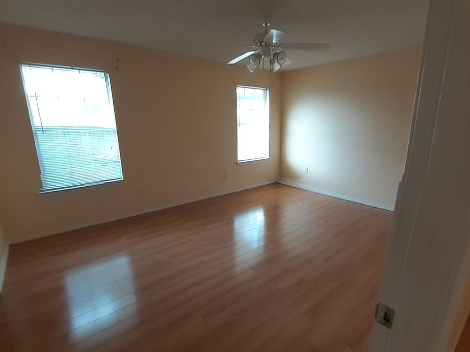 1st image of 1018 Lake Aire Dr