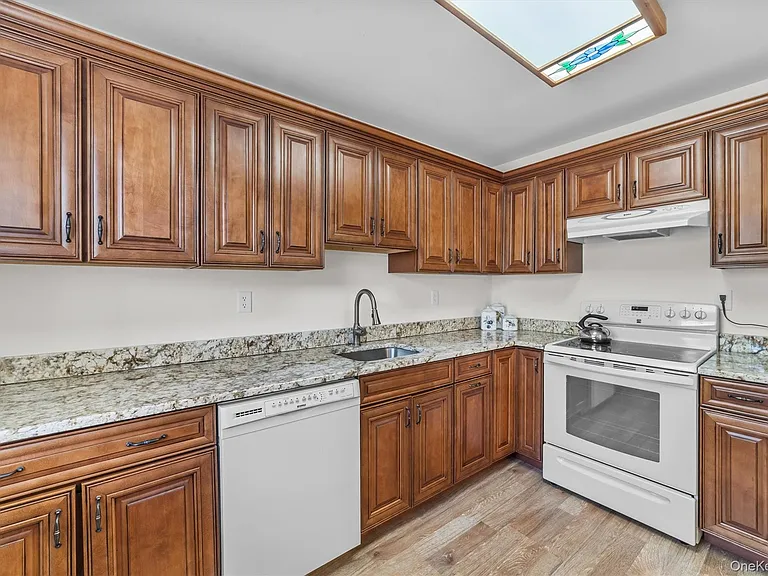 164 Carriage Ct #B — Photo 18